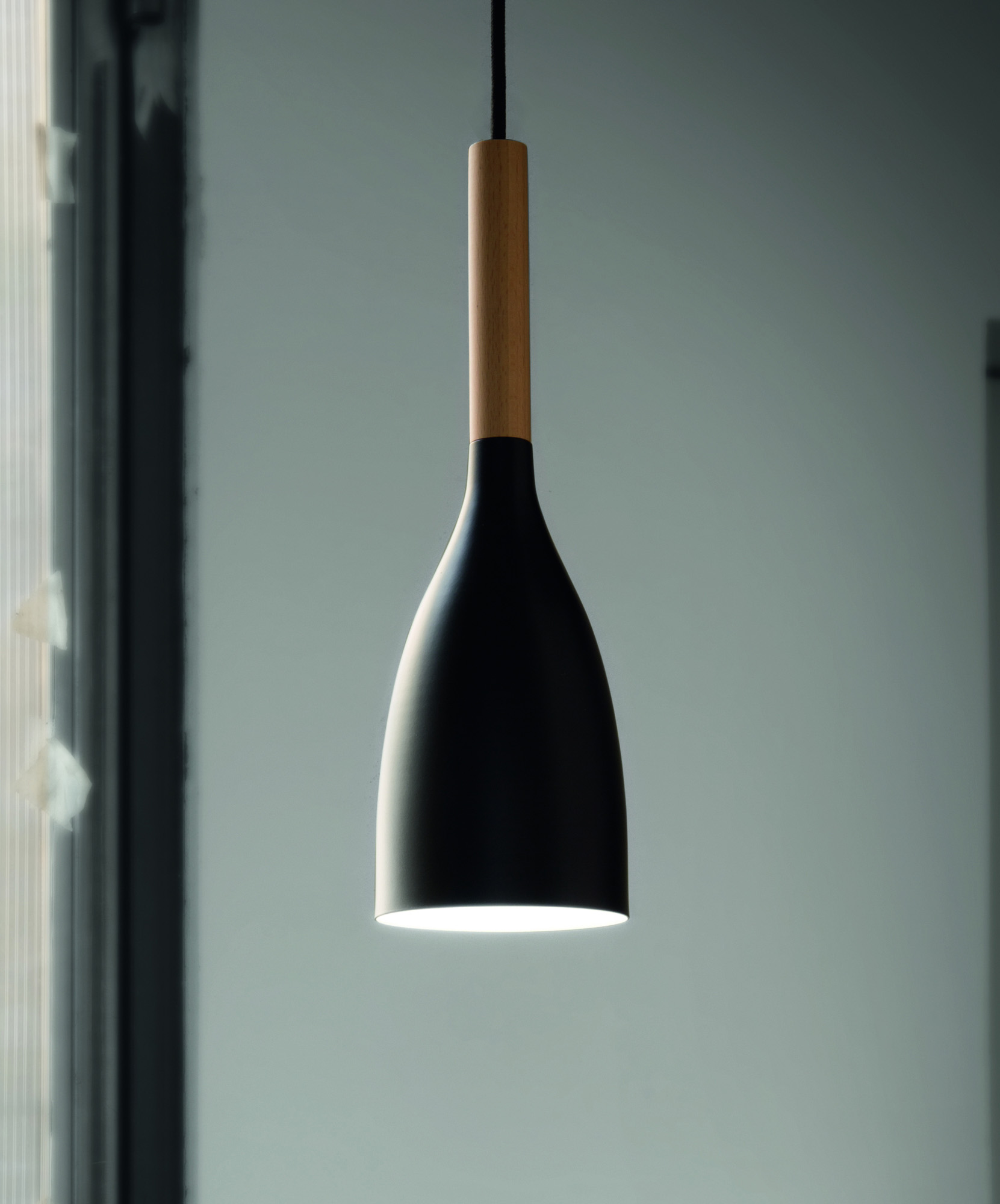 Lampada a sospensione in metallo e legno - La Casa Moderna