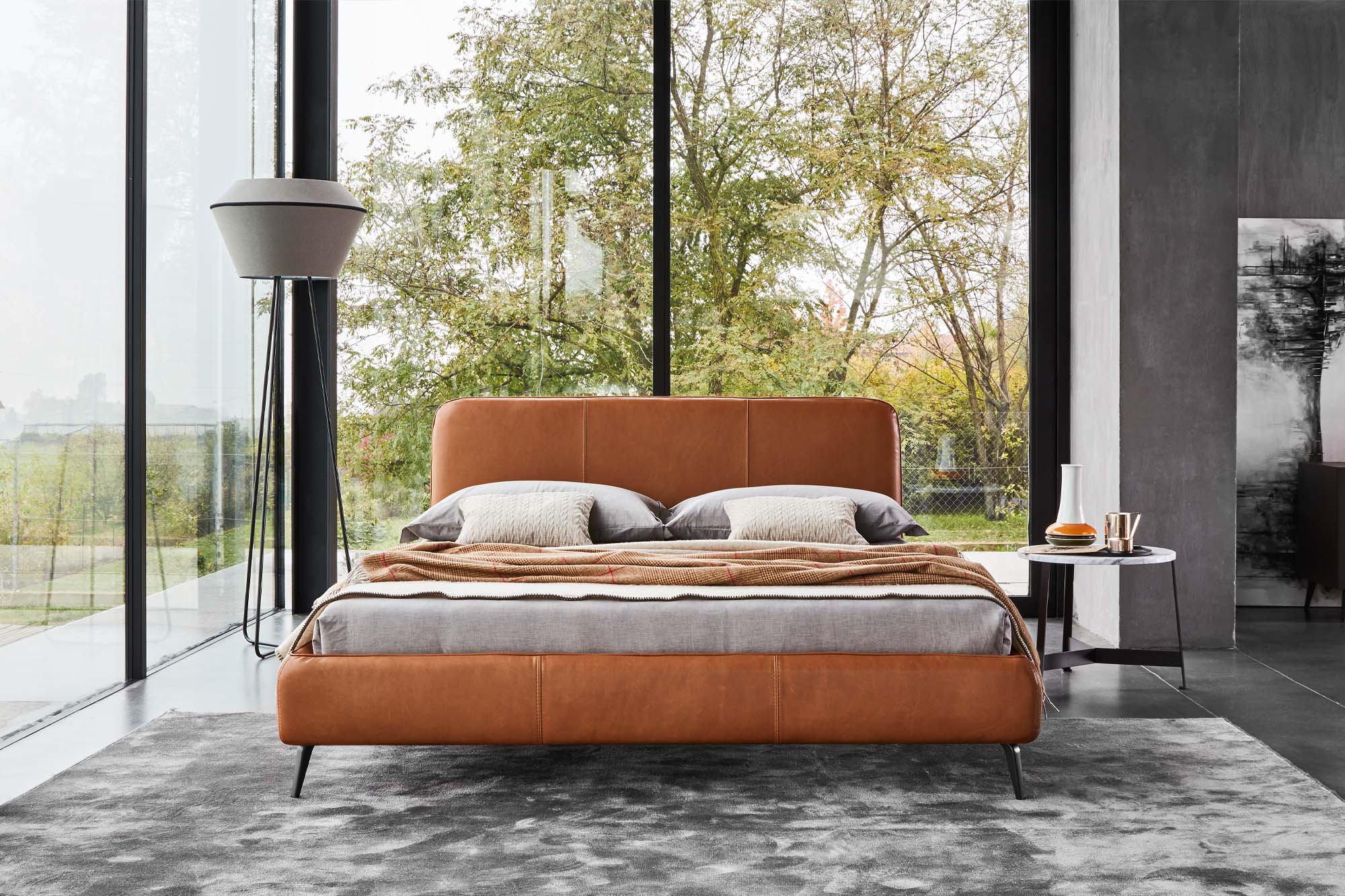 Letto in pelle con piedi in metallo - La Casa Moderna