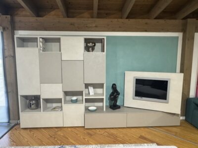 composizione soggiorno living libreria con tv girevole in cemento natura e cemento tortora
